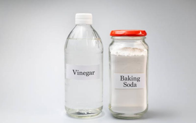 baking soda, vinegar, and water cleaning solution
